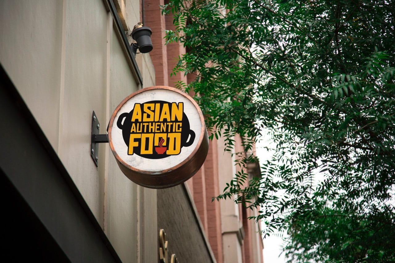 Asian Authentic Food visitekaartje – Strak en herkenbaar ontwerp met logo Logo van Asian Authentic Food op verlichte lichtbak buiten het restaurant