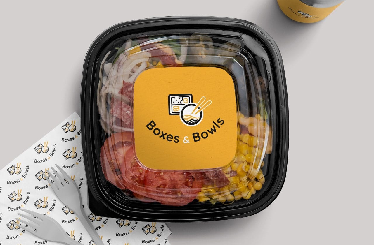 Boxes & Bowls logo afgebeeld op een takeaway box – veelzijdig en krachtig merkontwerp Sfeervolle mockup met het Boxes & Bowls logo ontwerp