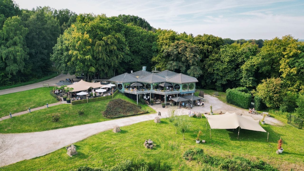 Dronefoto van Brasserie Lodge Vaals – panoramisch uitzicht omgeving