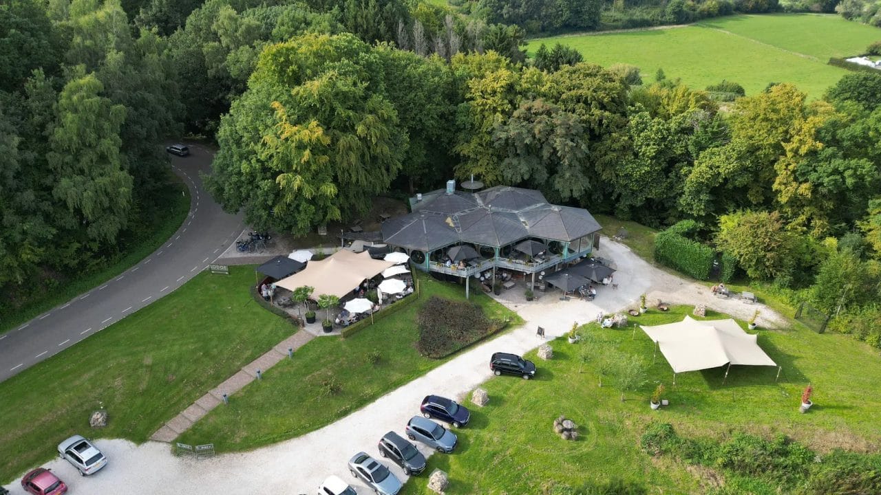 Overzicht van Brasserie Lodge en omgeving – dronebeelden voor branding
