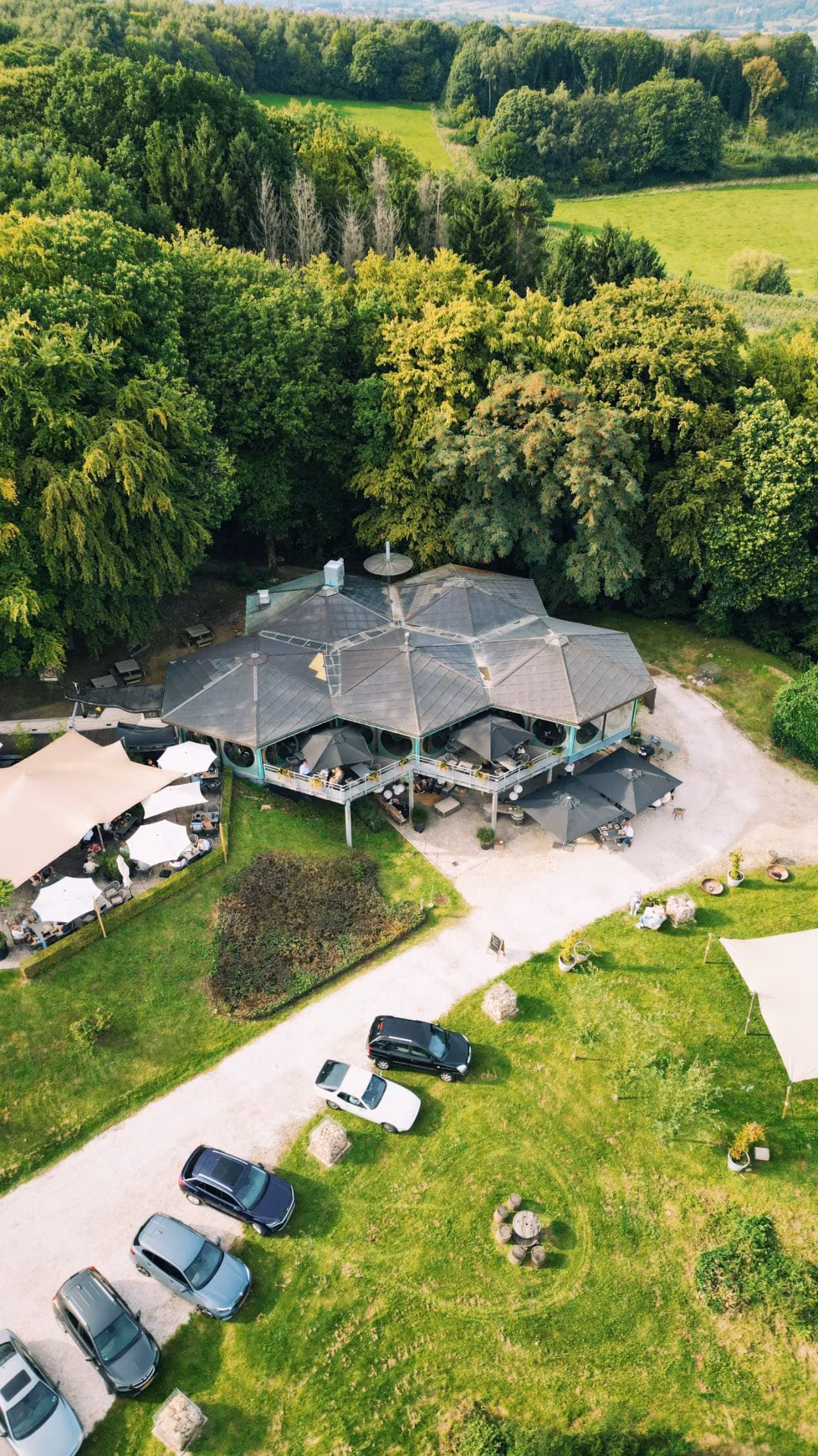 Luchtfoto van Brasserie Lodge in Vaals met prachtig uitzicht Luchtfoto van Brasserie Lodge in Vaals – locatie visueel in beeld