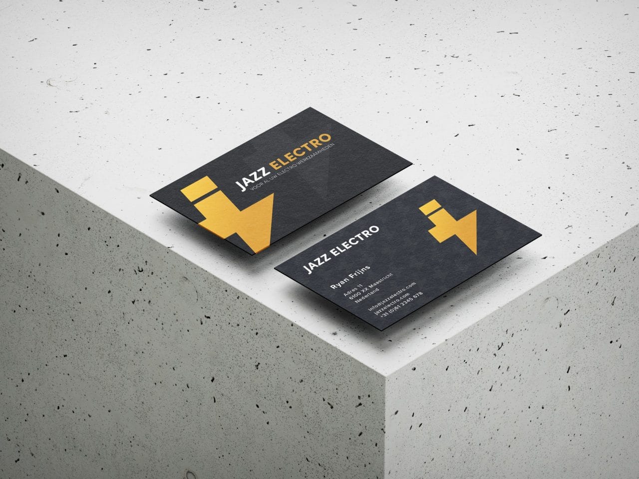 Subtiel logopatroon op zwart kaartje voor technische branding