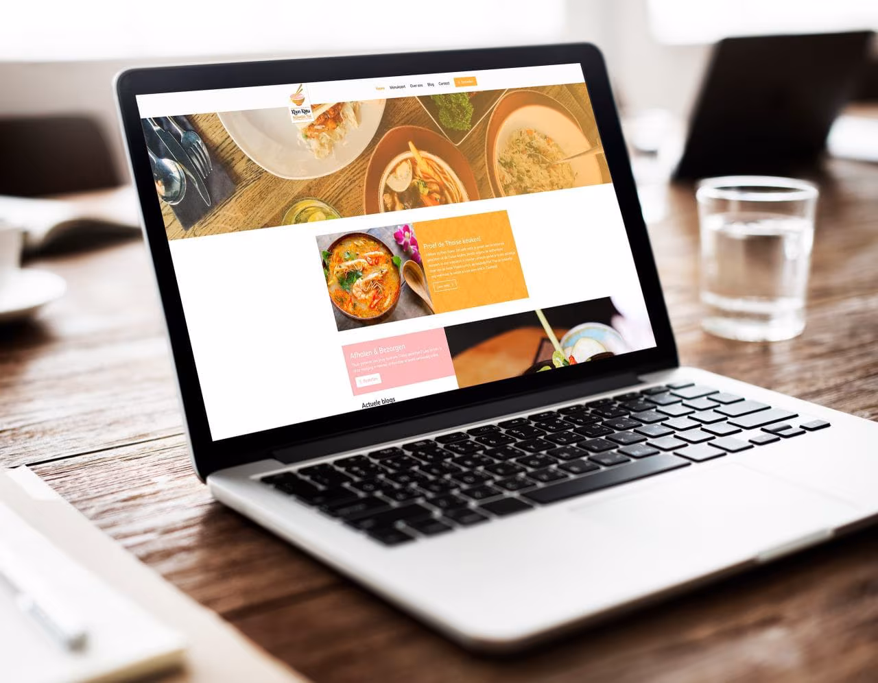 Khun Kaew webdesign op laptop – mobielvriendelijk en gebruiksvriendelijke webshop voor Thais restaurant in Heerlen Laptop mockup met responsive webdesign voor Khun Kaew, een Thais restaurant in Heerlen, geoptimaliseerd voor online bestellingen