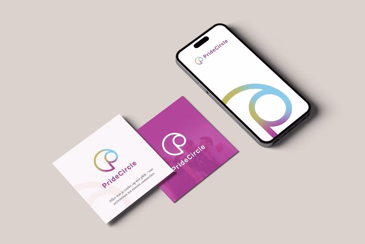 PrideCircle logo op telefoon en visitekaart – herkenbare branding voor communityplatform