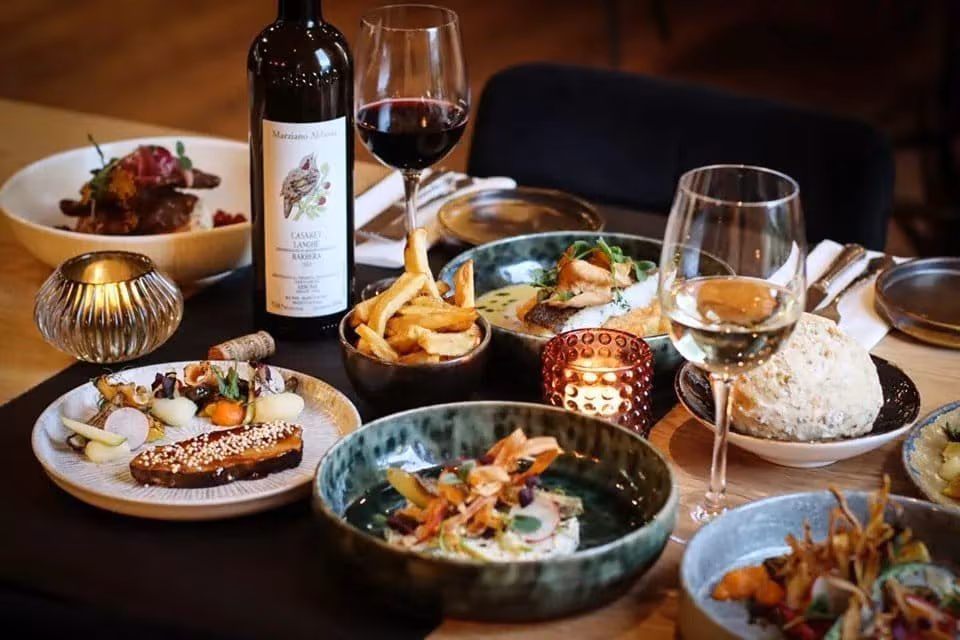 Gasten genieten van hun diner in TOOST Drink & Dine restaurant Gasten genieten bij TOOST – sfeerbeeld van horecazaak met professionele fotografie