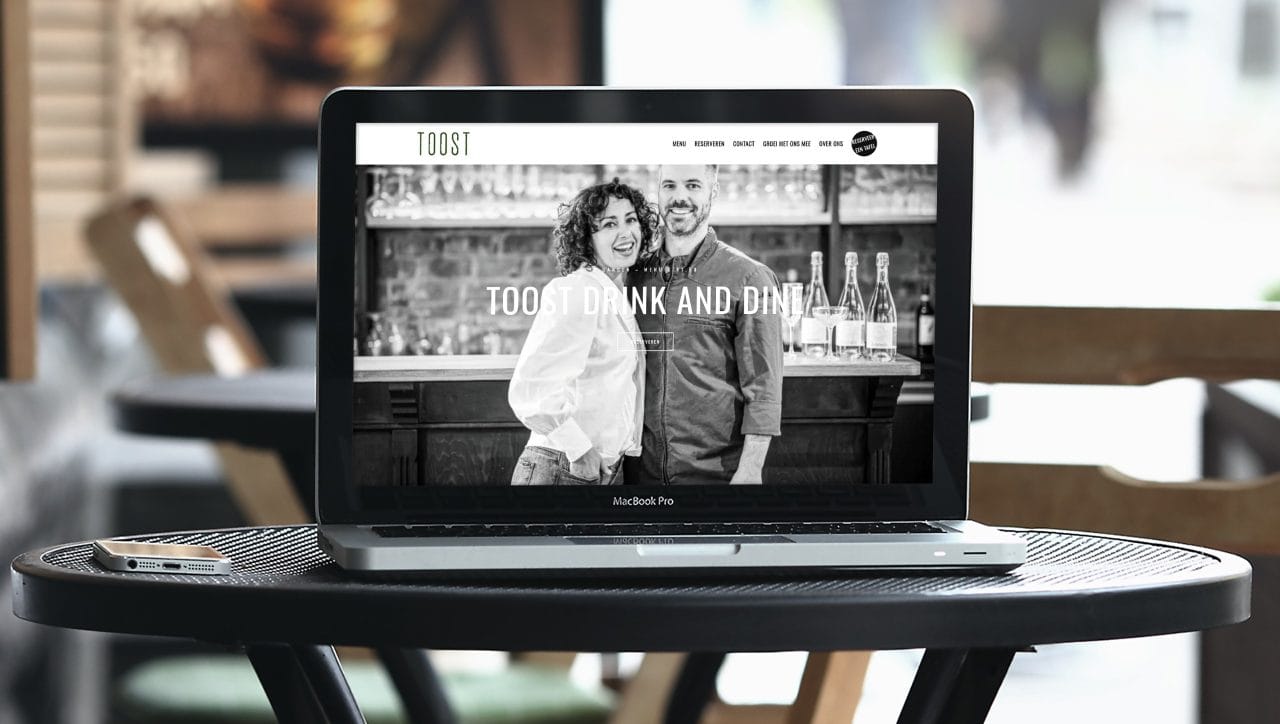 TOOST Drink & Dine website in MacBook mockup – Een perfecte weergave van de online ervaring in een restaurantomgeving Website TOOST Drink & Dine op laptop – snelle hosting voor horecazaak met moderne uitstraling