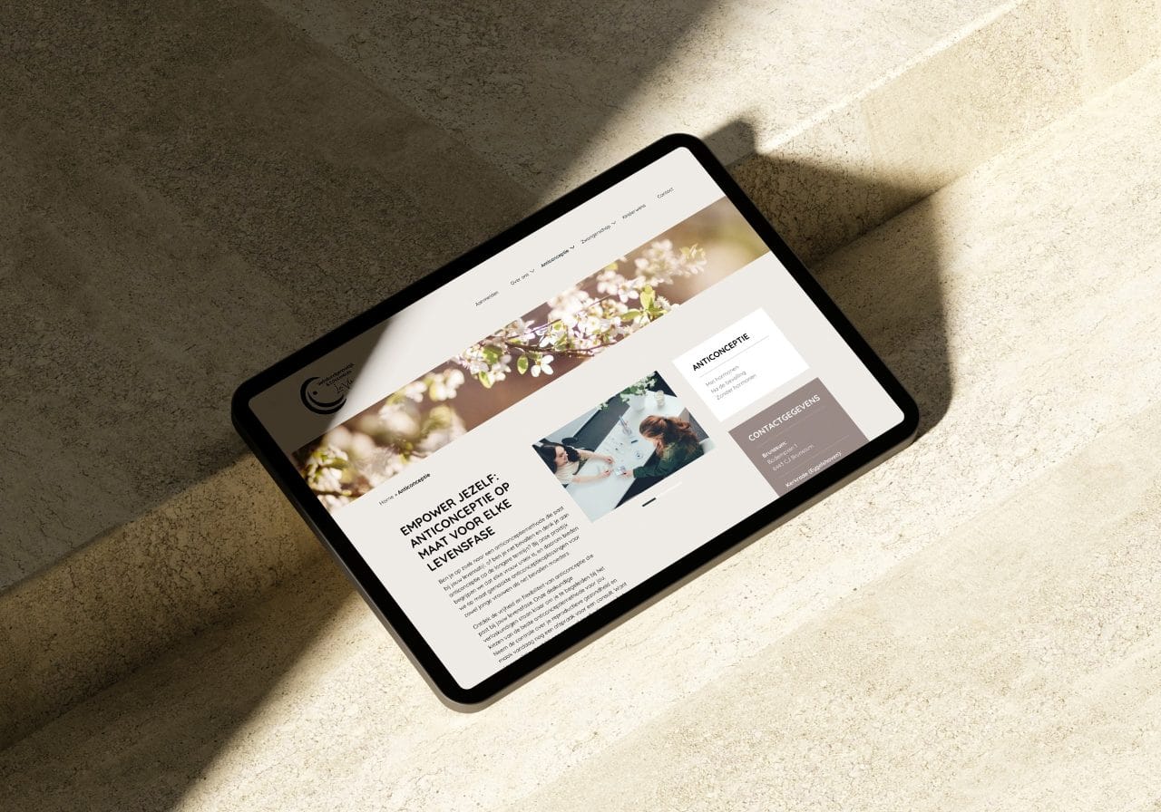 Website van Verloskundigenpraktijk La Vie op iPad mockup, met rustige uitstraling