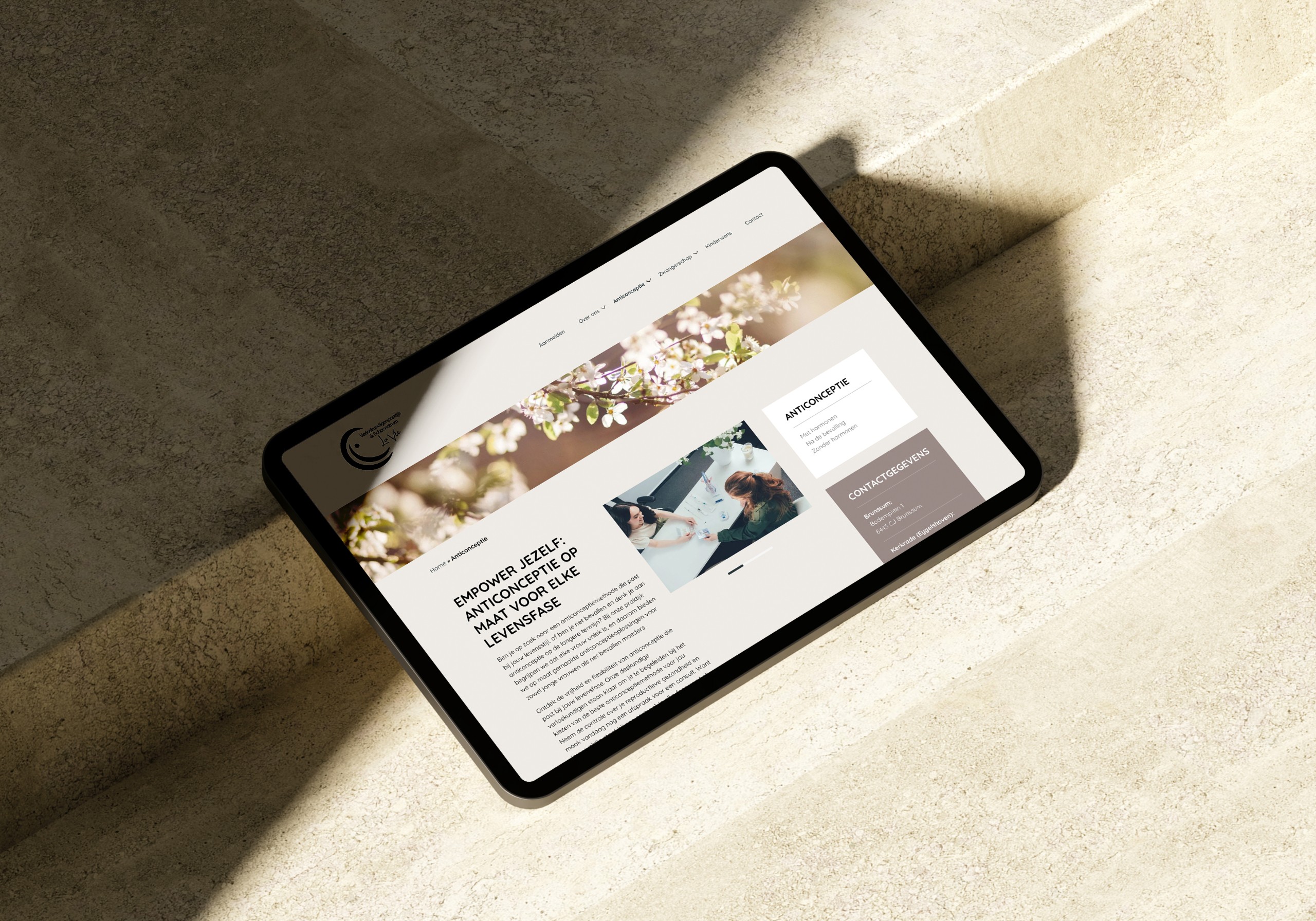 Website van Verloskundigenpraktijk La Vie op iPad mockup, met rustige uitstraling