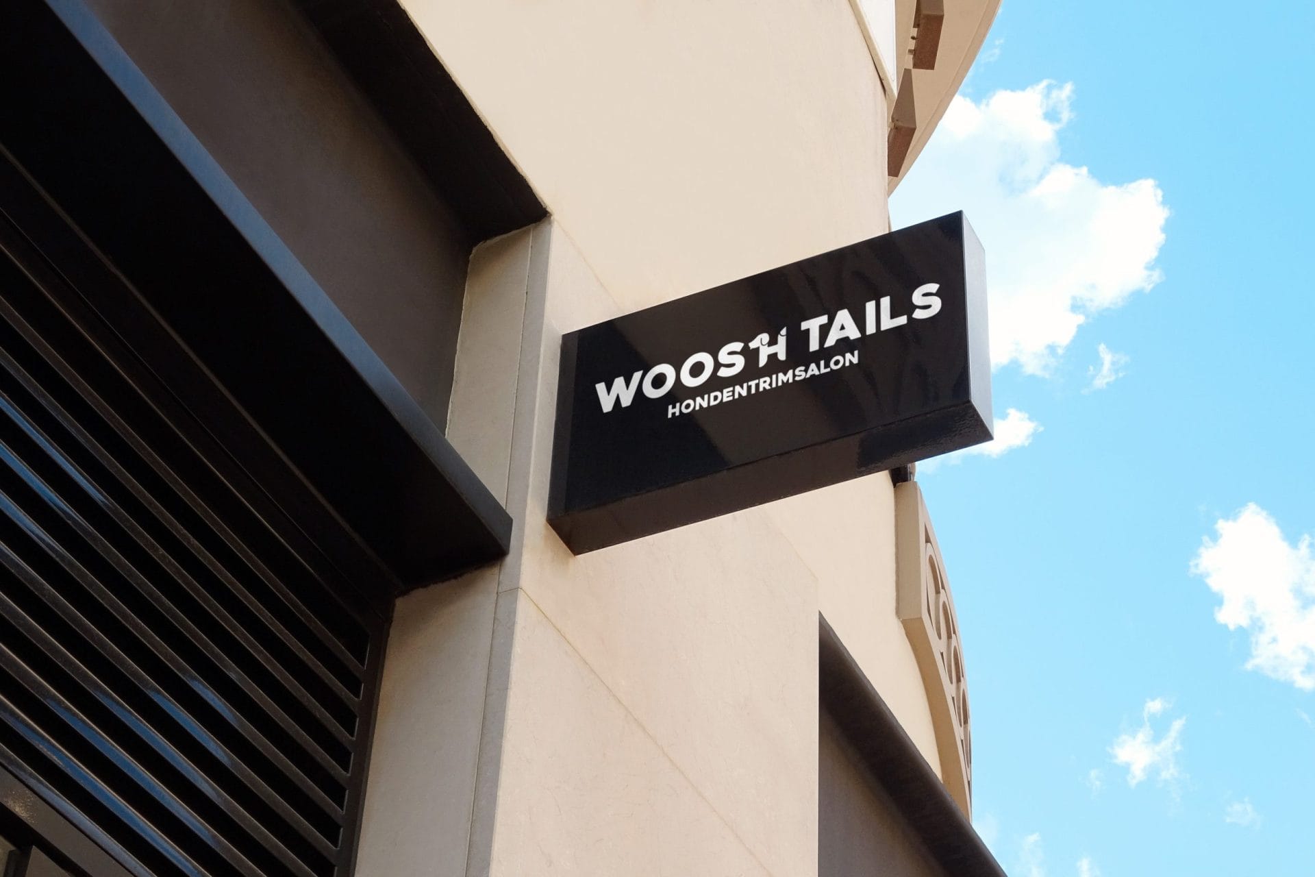Gevelreclame trimsalon met lichtbak en logo Woosh Tails