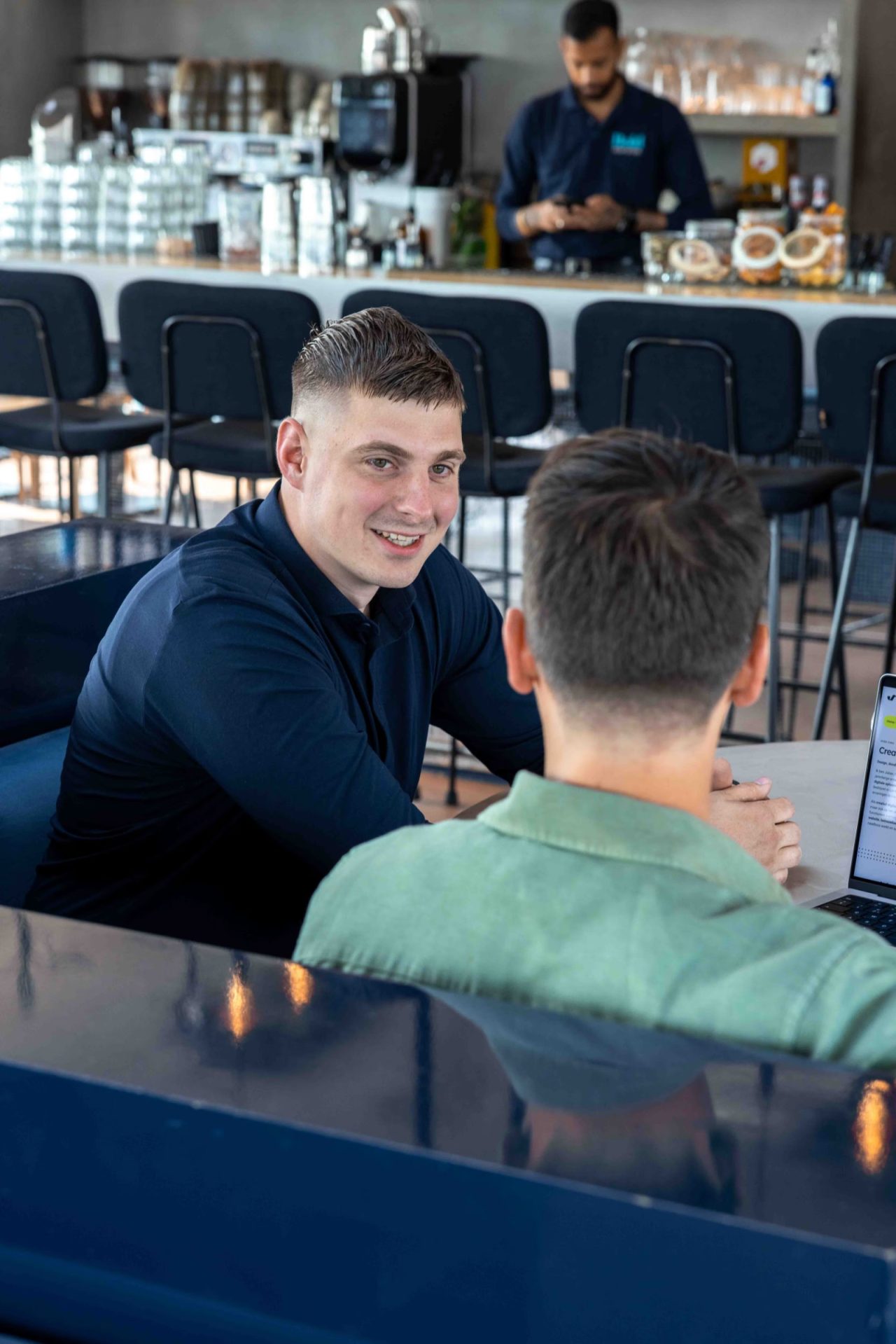 Strategiebespreking met klant aan tafel, geleid door Julian Rohi van Juro Strategiebespreking met klant aan tafel, geleid door Julian Rohi van Juro