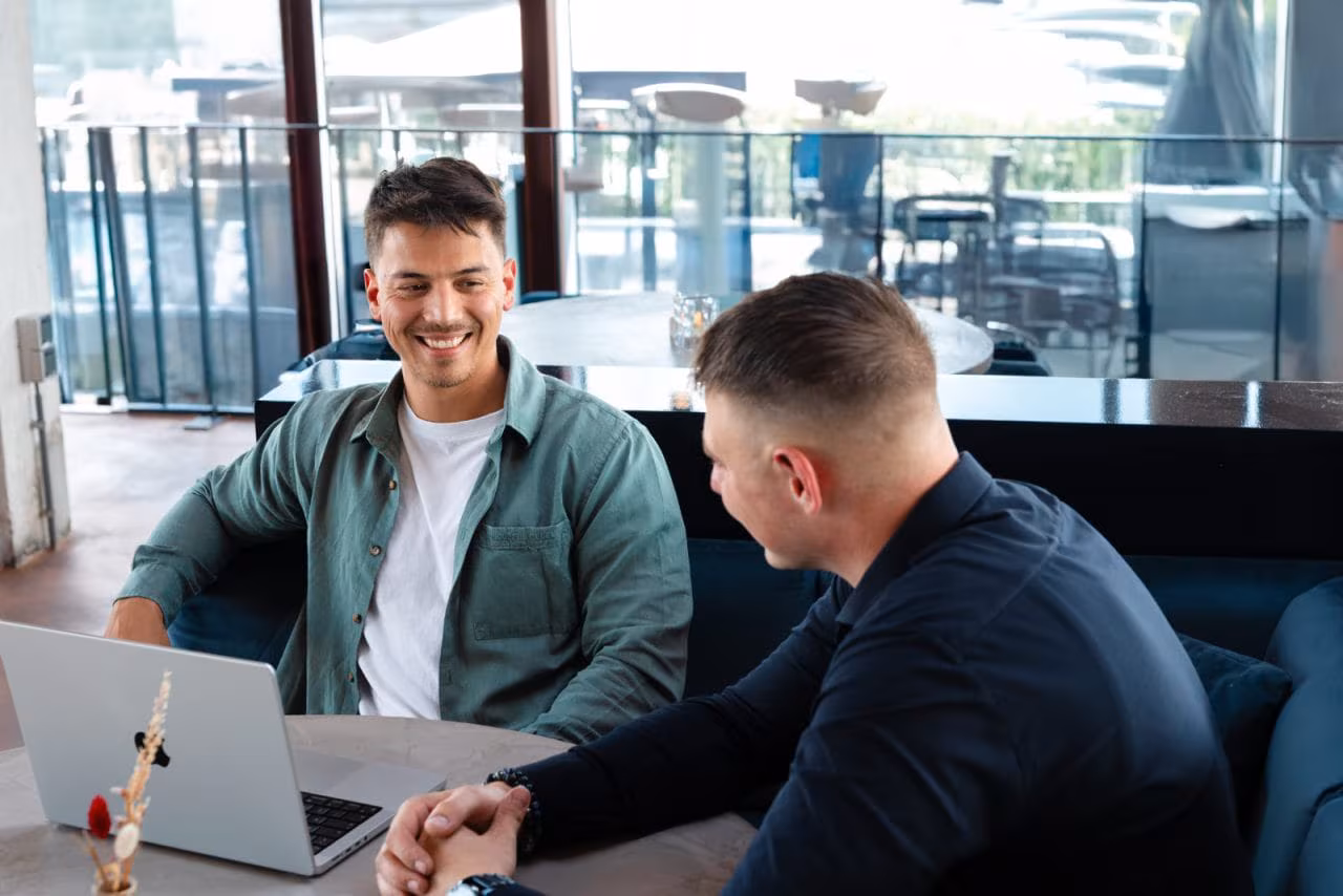 Samenwerking tussen klant en Juro tijdens werkoverleg aan tafel